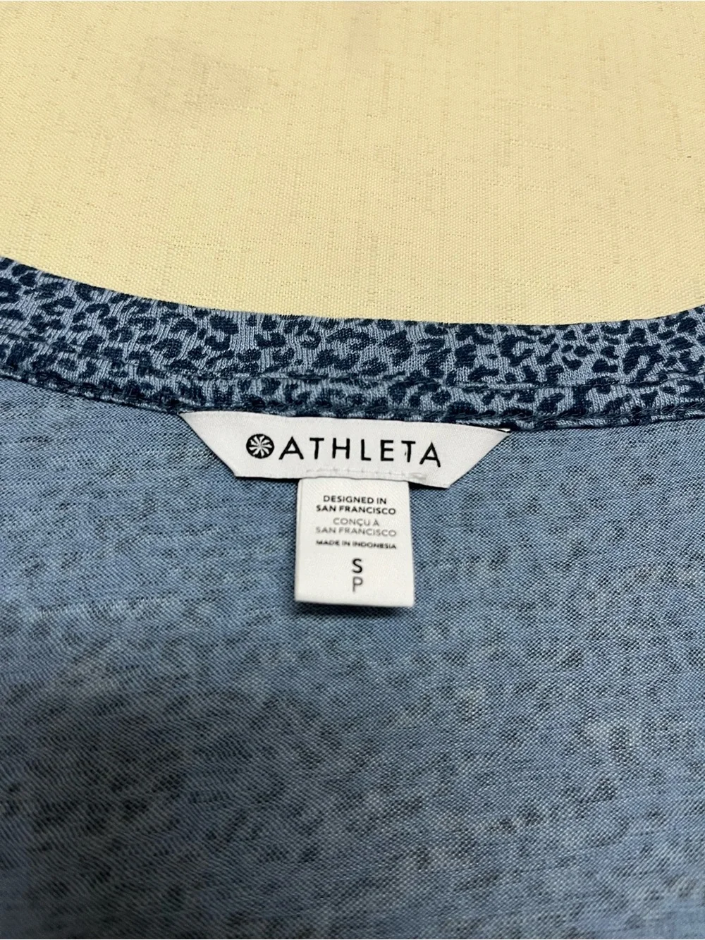 Athleta S blue cheetah print breezy scoop v-neck tee